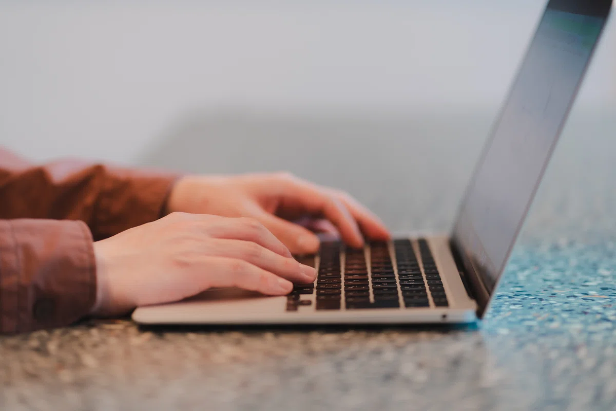 写真。Fumitoさんが操作をするPCを、アップで写したもの。