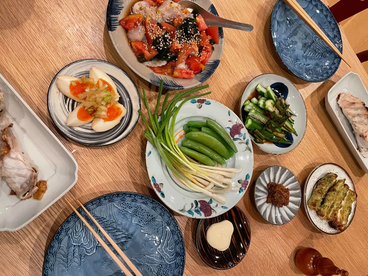 写真。食卓に並んだ料理の様子。お酒が進みそうな献立が並ぶ。