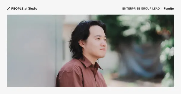 カバー画像、People at Studioのテキストと、コンクリート壁にもたれかかり右前を向くFumitoさん