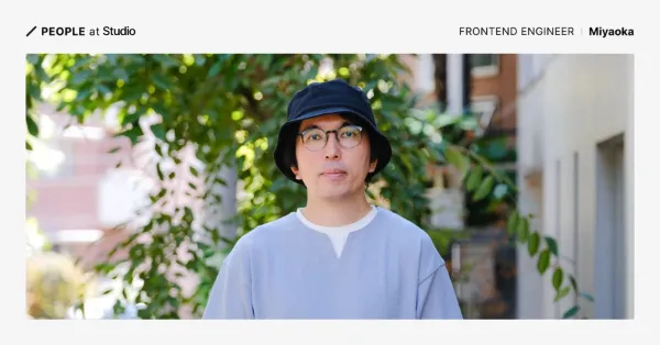 カバー画像、People at Studioのテキストと、正面を向き写真に収まるMiyaokaさん。頭にはハットをかぶっている