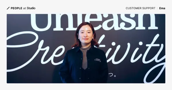 カバー画像、People at Studioのテキストと、黒壁の前に立ち正面を向くEmaさん