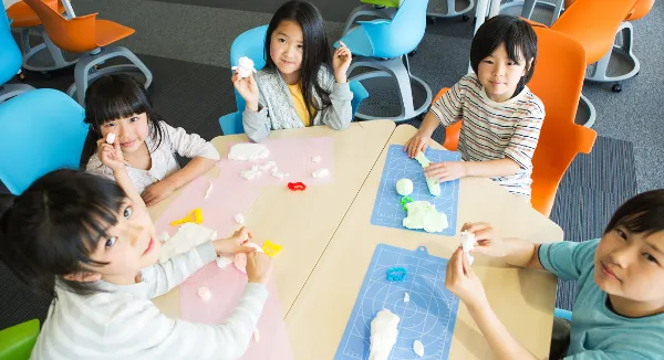 放課後等デイサービスの市場動向とは －拡大の背景と今後の課題を解説カバー画像