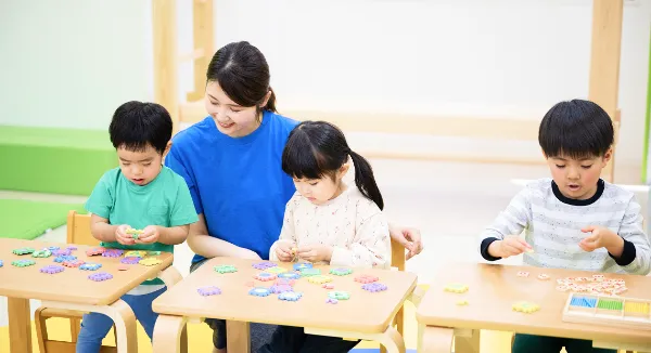 児童発達支援施設の市場動向 -利用者・事業所数ともに増加傾向カバー画像