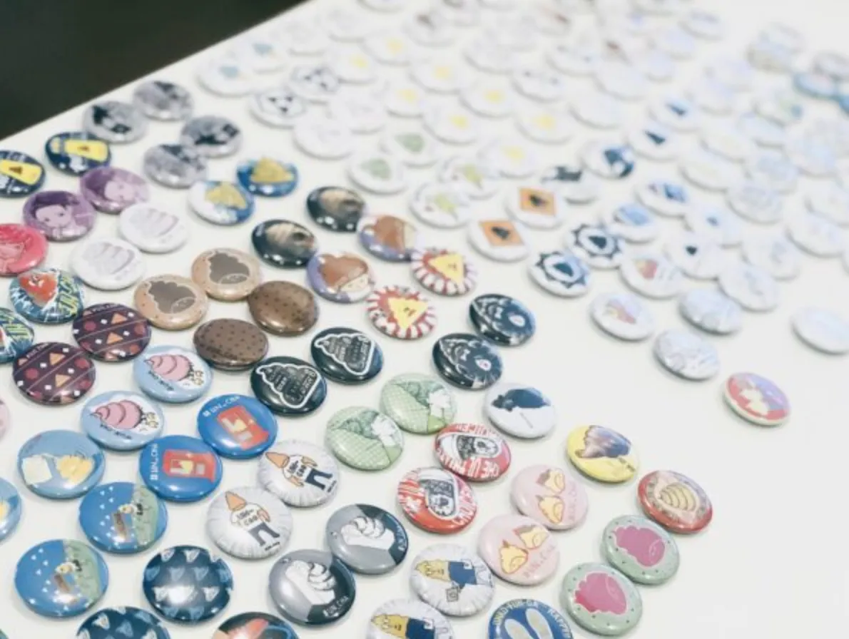 小ぶりで可愛い32mmの缶バッチを100種類制作：前田デザイン室様