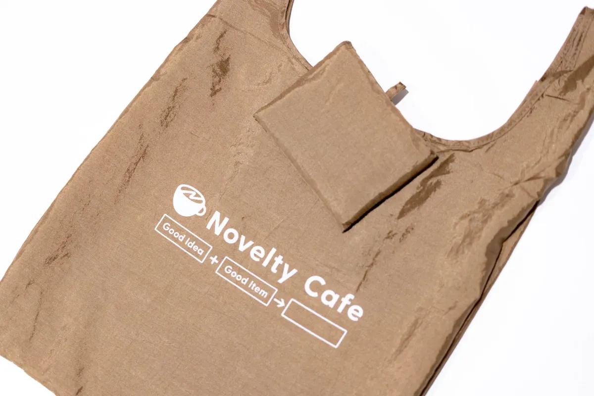 ノベルティカフェのエコバッグには、制作チームメンバーのこだわりを