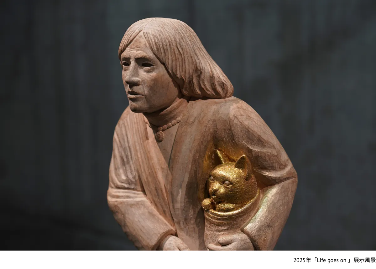 青色の彫刻 顔デザイン 楕円形 青色の彫刻 顔デザイン 形