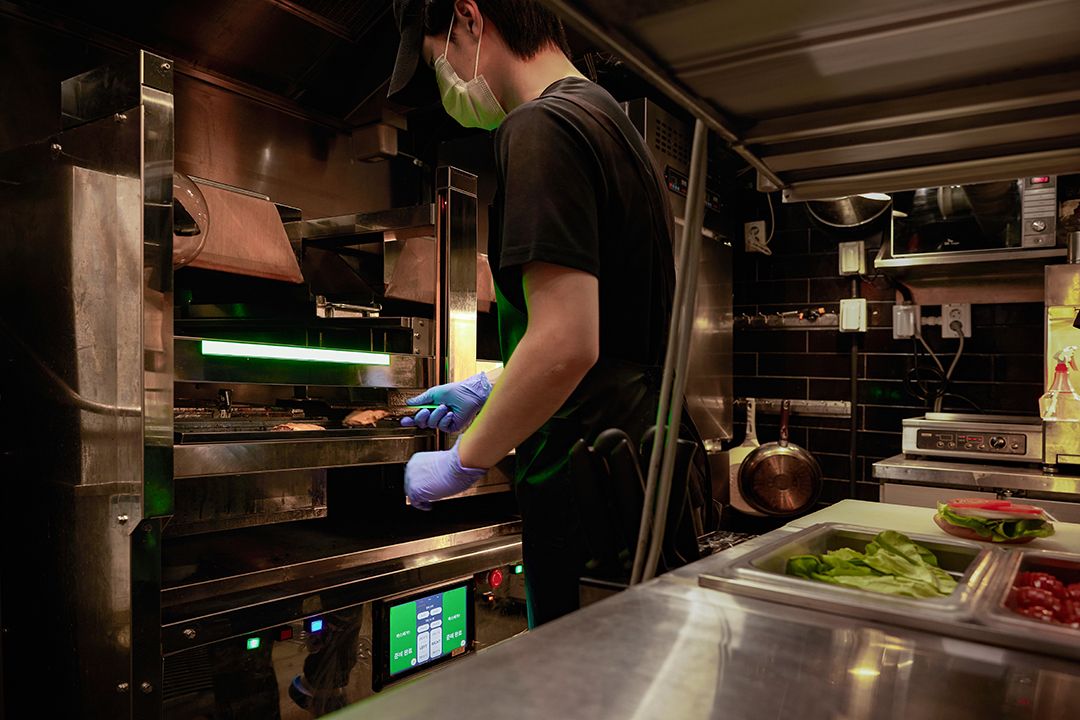 試験運用済みの調理ロボットをハンバーガーチェーン店に導入