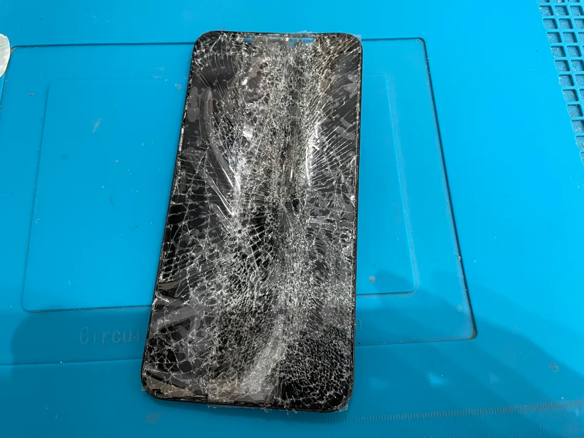 Apple - Ji　iPhone 11 Pro （画面亀裂あり・動作正常） iPhone 11 Pro Max 】高いところから落として画面ひび割れと