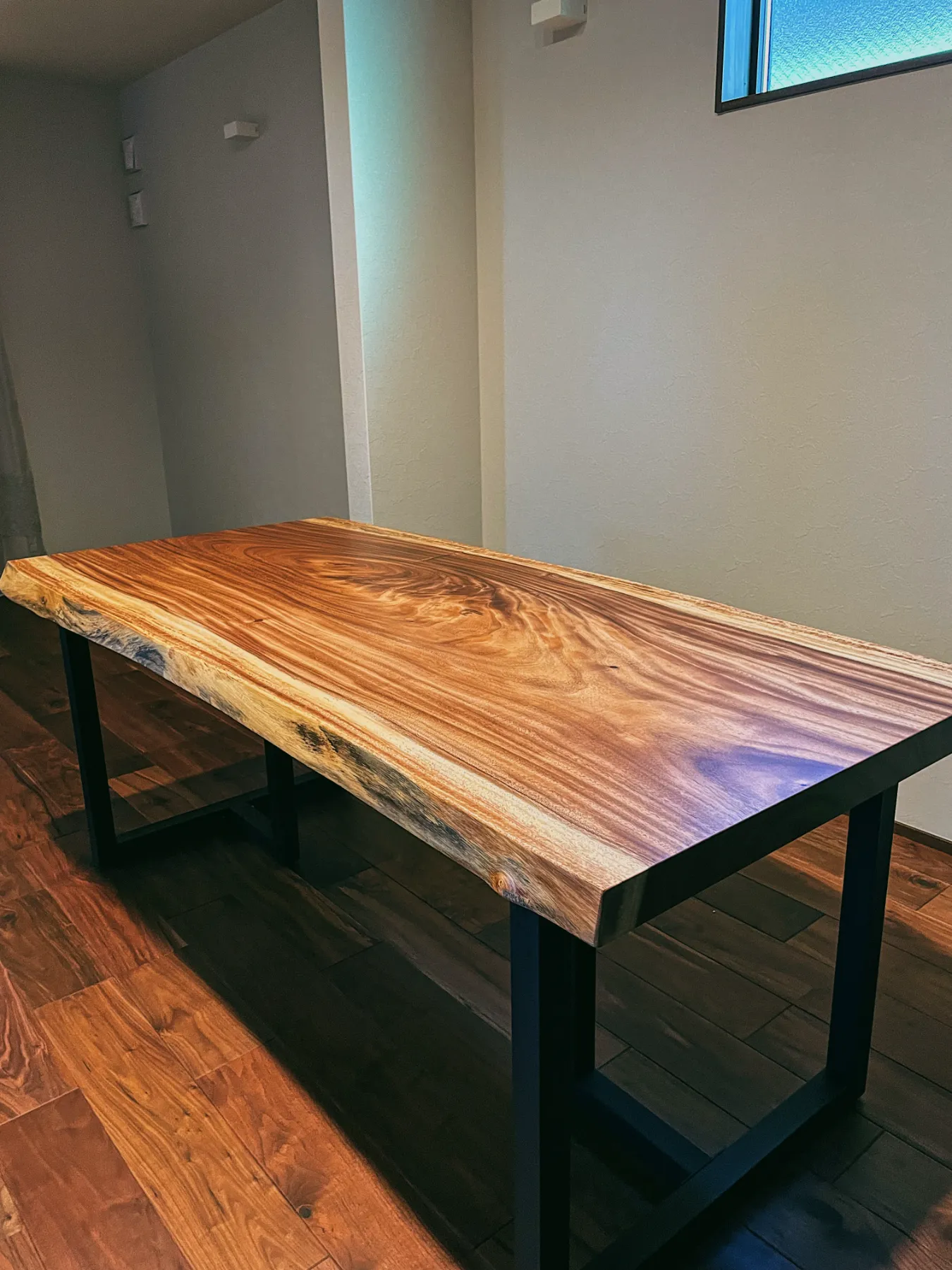 モンキーポッドの一枚板テーブル | 谷田木材-静岡県三島市にある木材会社