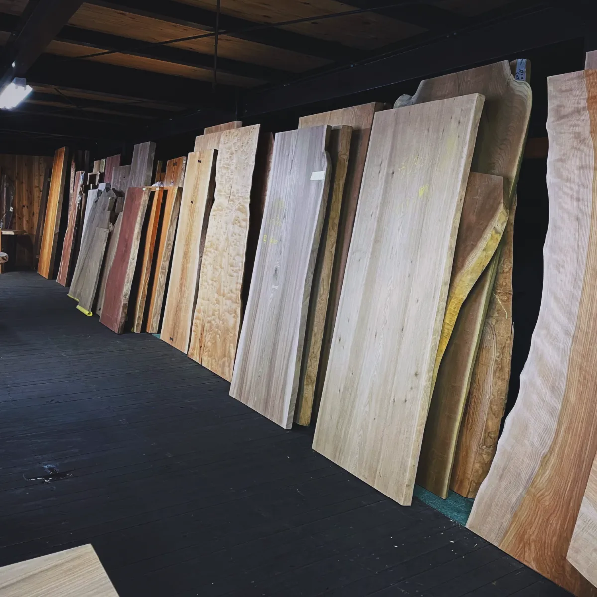 一枚板倉庫（展示場）のご紹介 | 谷田木材-静岡県三島市にある木材会社