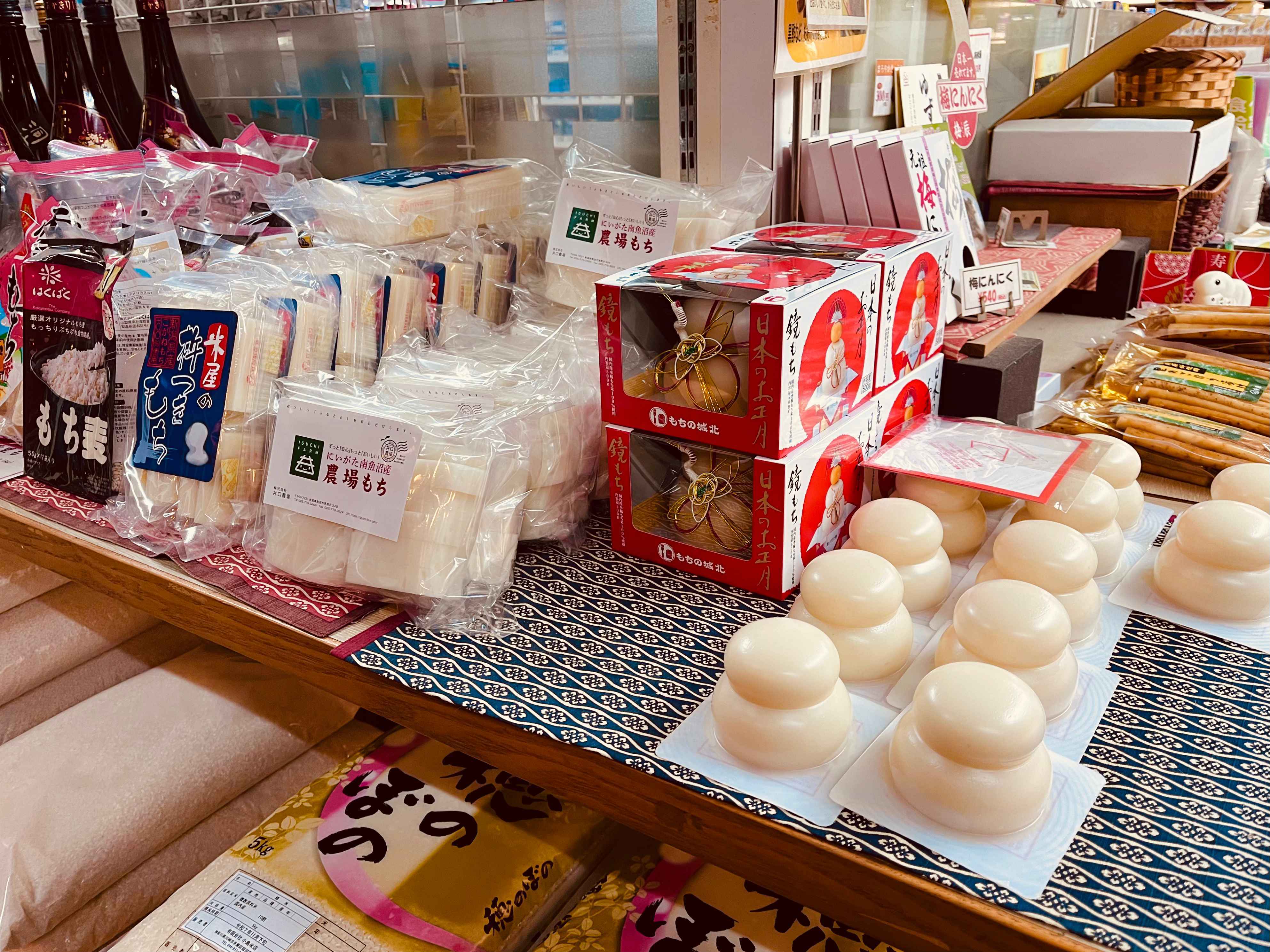 川崎市多摩区宿川原の小島米店店内で販売されている、もち米・のし餅・切り餅・お供え餅の予約商品の陳列風景