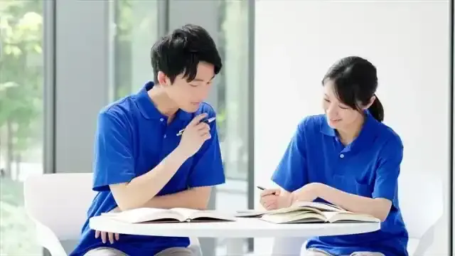 介護職員２名が記録を見ながらしゃべっている様子