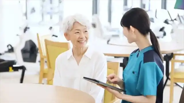 タブレットで健康チェックする女性