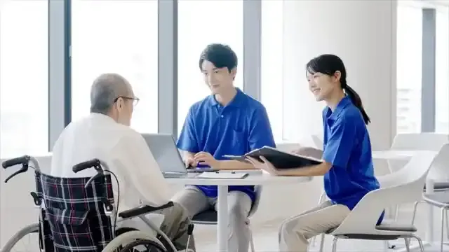 高齢者に説明をする介護士