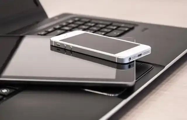スマホ・タブレット・ノートパソコンが積み重なるイメージ