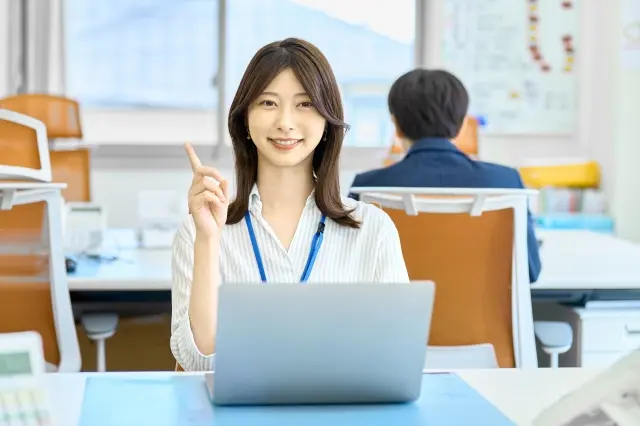 説明するビジネスウーマン　オフィス