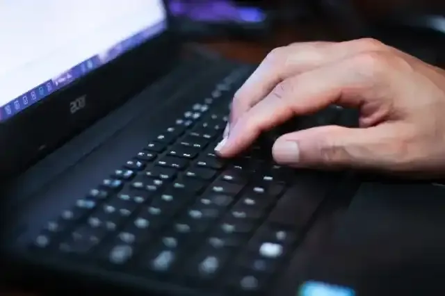パソコンのキーボードをたたく手