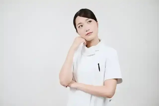 疑問を感じる白衣の女性