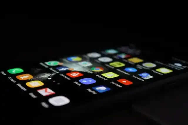 暗がりを照らすスマートフォン