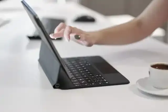 タブレットを操作するイメージ