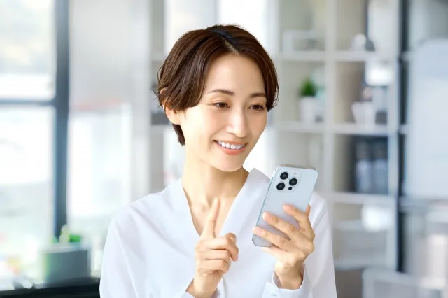携帯電話を使うビジネスウーマン
