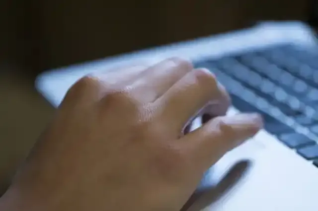 パソコンのトラックパットを操作する様子
