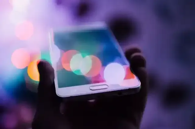 灯りに照らされたスマートフォン