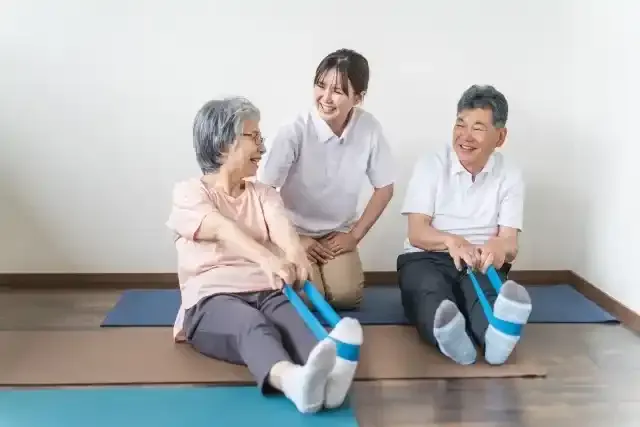 チューブトレーニングする高齢者の男女