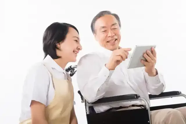 車椅子の男性と介護をする人16