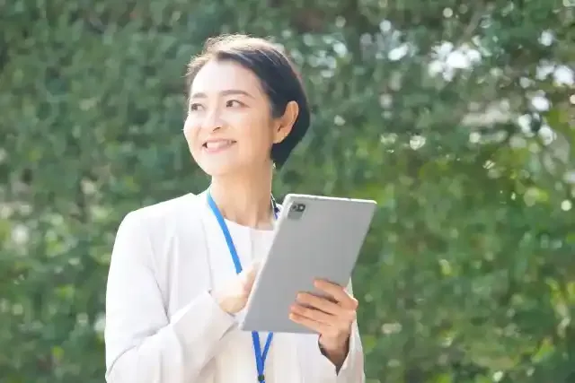 屋外でタブレットを使うケアマネジャー