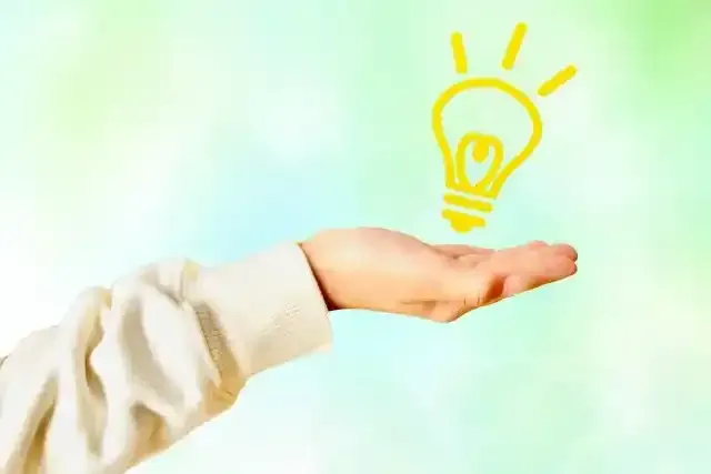 子供が手の平に浮かべる電球アイデア