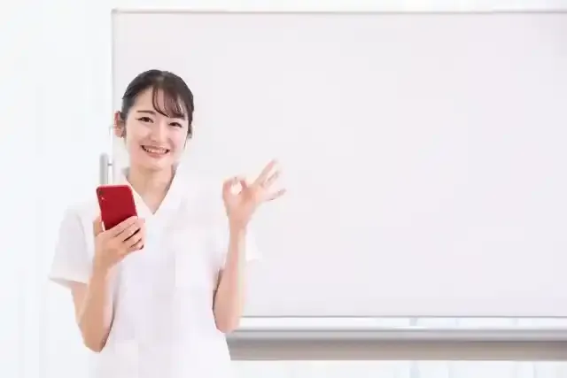 看護師とホワイトボード（スマホ・OK）
