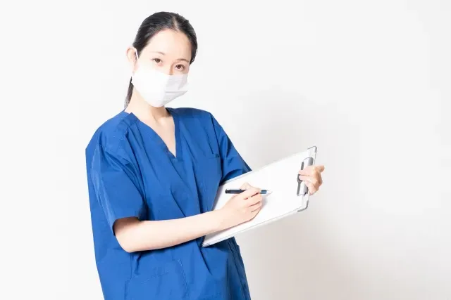 記録をとる女性