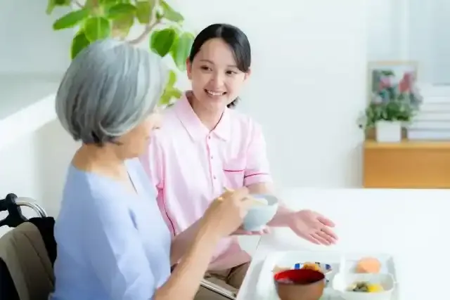 食事を用意する介護士
