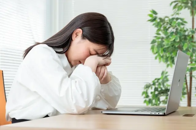 パソコンの前で疲れている女性