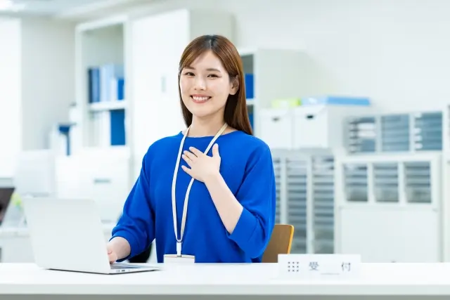 オフィスで働く若いビジネスウーマン