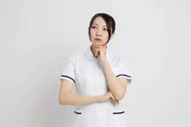 考え事をする看護師 (1)