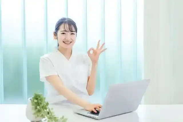 パソコンを使う白衣の女性