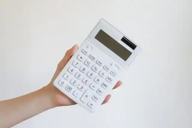 電卓を持つ手