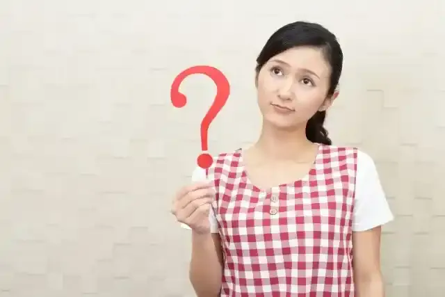 女性　エプロン　クエスチョンマーク