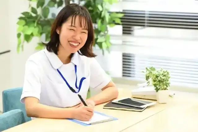 笑顔の医療従事者の女性