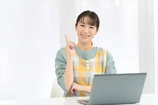 良いことを思いつくエプロンを着た女性