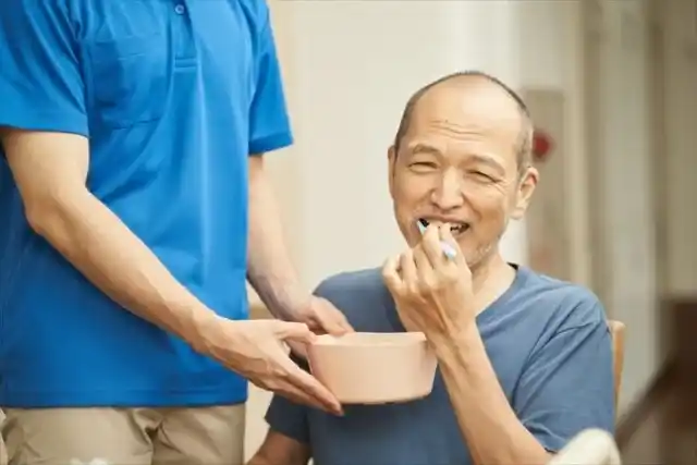 口腔ケアをする介護士