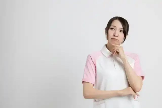 考え事をしている介護士