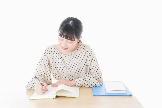 机で勉強をする若い女性