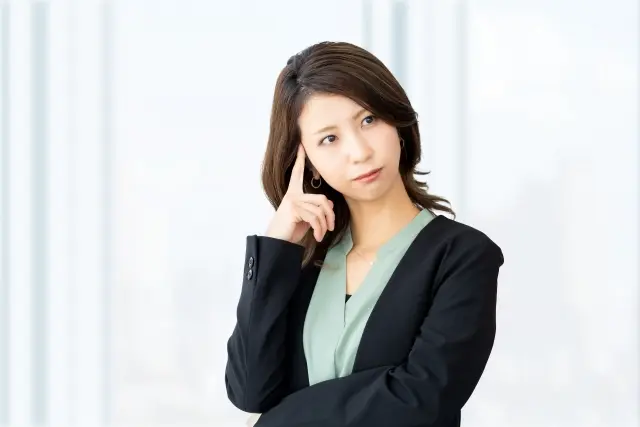 考えごとをする女性・ビジネスウーマン