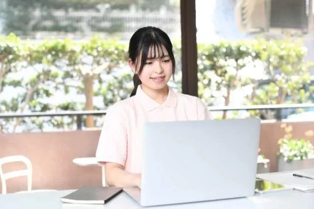 パソコンを使う介護スタッフ