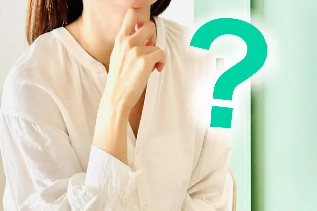 はてなマークと若い女性（顔無し）