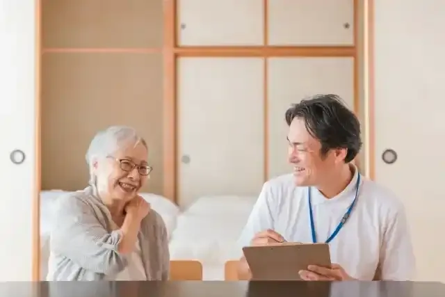 在宅介護を受ける高齢者女性(肩こり)