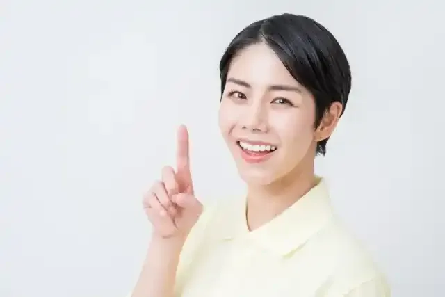 提案する介護士の女性。